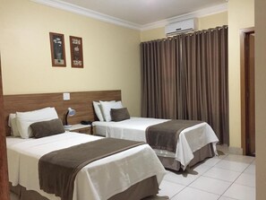 Minibar, cortinas blackout, tabla de planchar con plancha y wifi gratis 