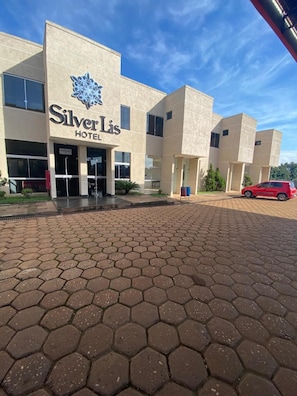 Silver Lis -niminen hotelli, jossa on moderni muotoilu, selkeä logo ja tilava sisäänkäyntialue.