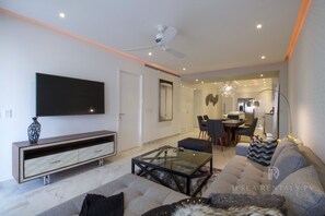 Condo luxueux, 2 chambres, accessible aux personnes à mobilité réduite, vue partielle sur la mer | Aire de séjour | Téléviseur à écran plat de 48 po avec télévision par satellite
