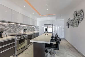 Condo luxueux, 2 chambres, accessible aux personnes à mobilité réduite, vue partielle sur la mer | Cuisine privée | Réfrigérateur grande capacité avec congélateur, four à micro-ondes
