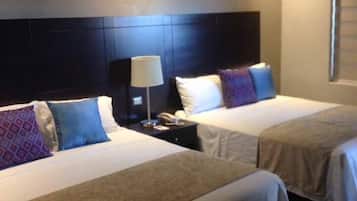 Habitación doble | Escritorio, tabla de planchar con plancha y cunas gratuitas