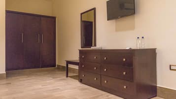 Habitación doble junior | Escritorio, tabla de planchar con plancha y cunas gratuitas