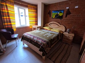 Down duvets, Select Comfort beds, free WiFi, bed sheets - Hotel La Casa Amarilla City (Baños de Agua Santa)