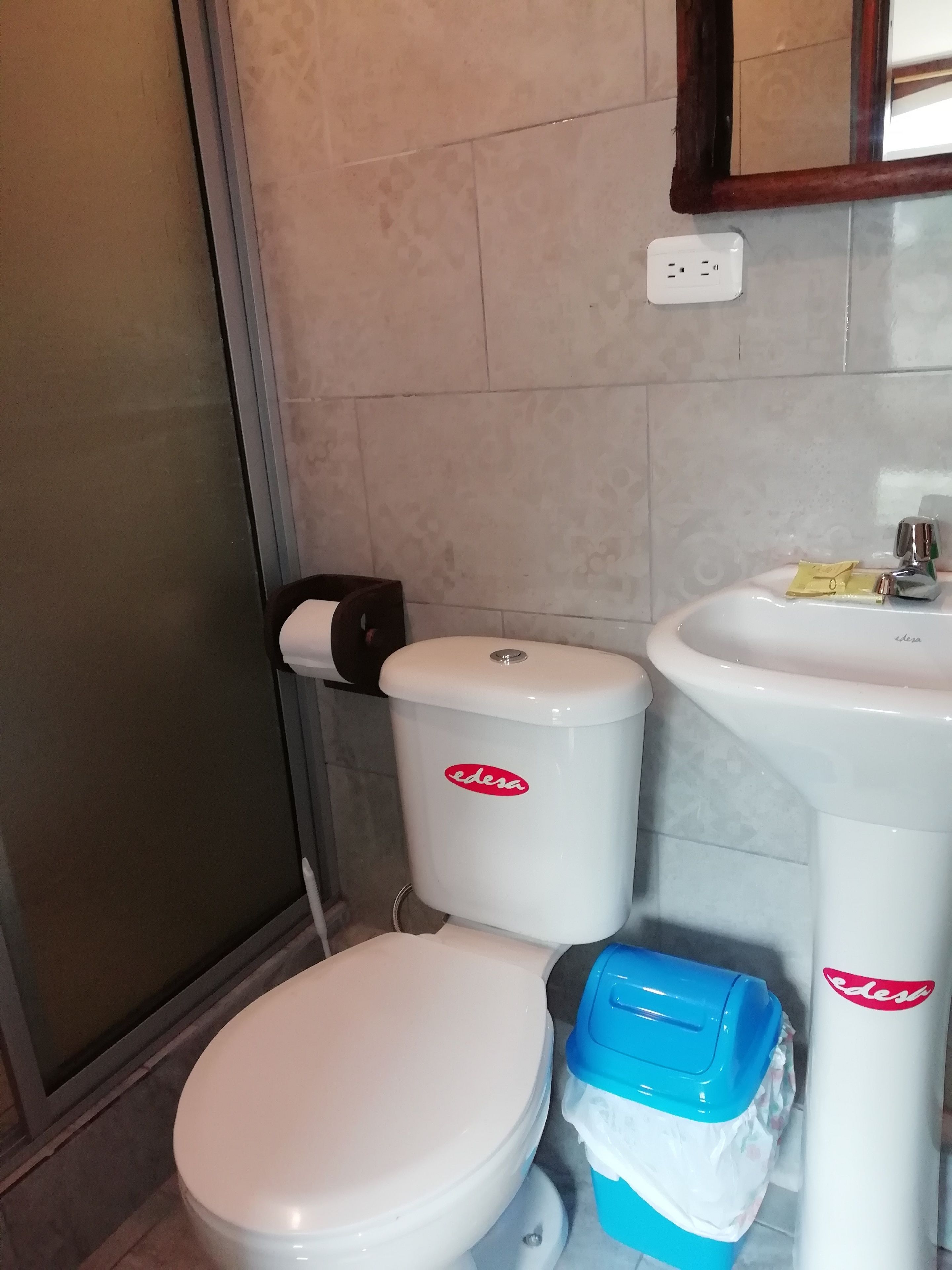 Een badkamer met toilet, bidet en wastafel.
