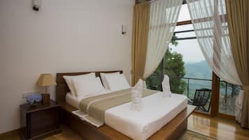 Habitación Deluxe doble, 1 cama de matrimonio, baño privado, vistas a la montaña | Tabla de planchar con plancha y wifi gratis