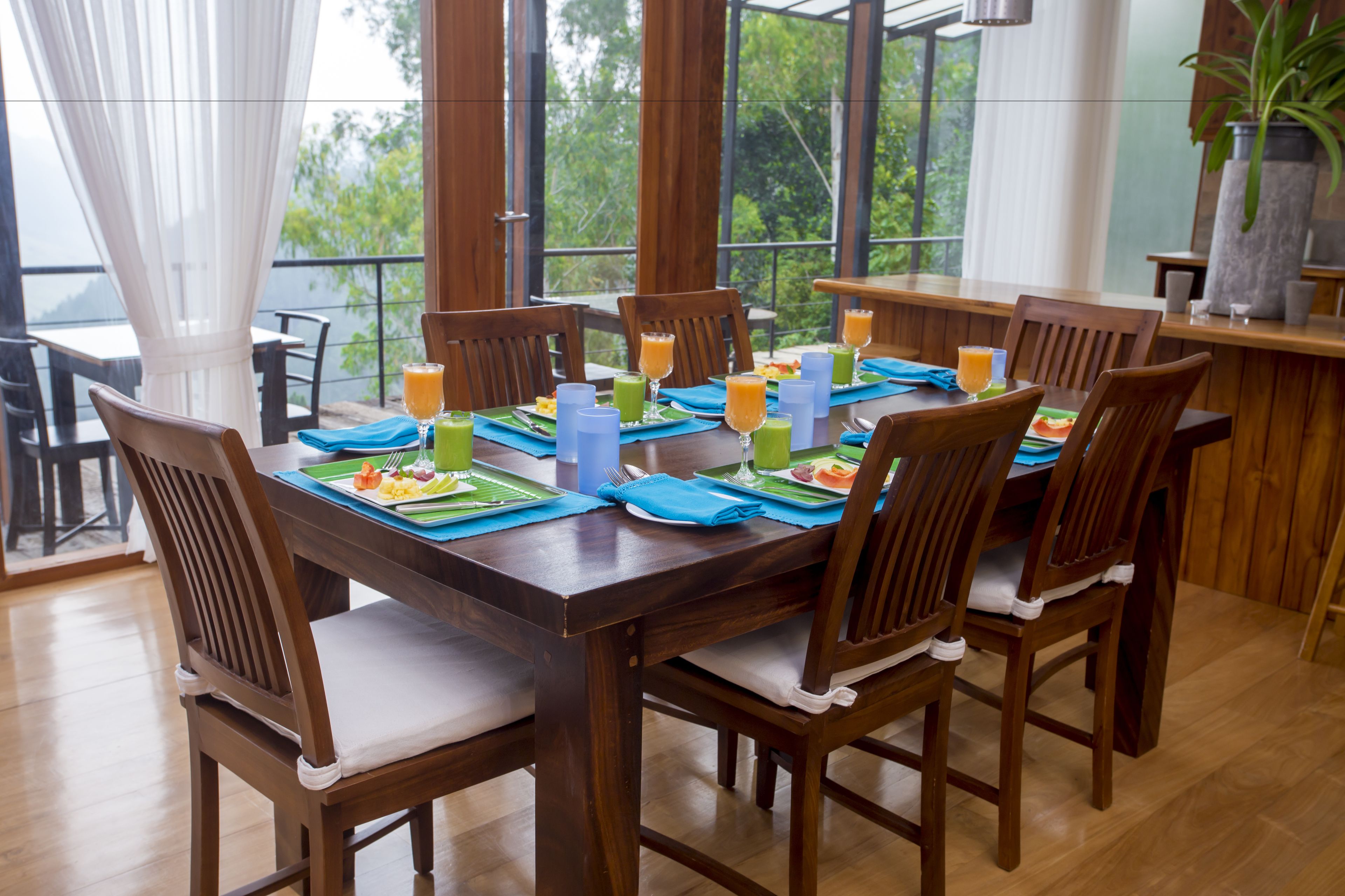 Petit déjeuner, déjeuner et dîner servis sur place