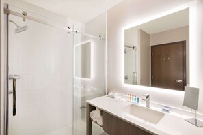 Douche, articles de toilette gratuits, sèche-cheveux