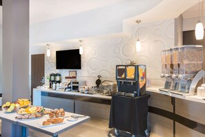 Petit déjeuner complet compris tous les jours