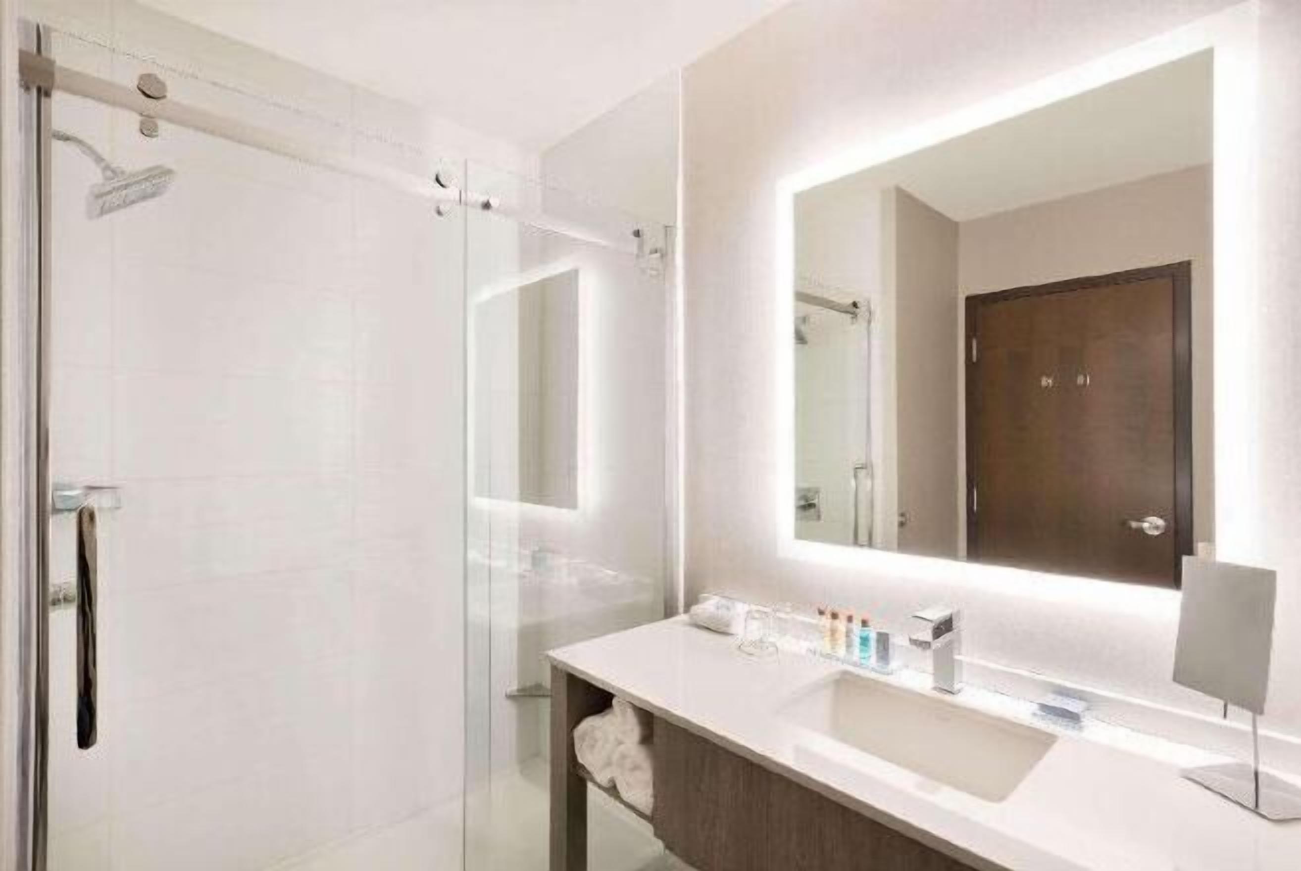 Bad | Dusj, toalettartikler (inkludert), hårføner og håndklær