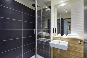 Shower, eco-friendly toiletries, hair dryer, towels - Campanile PRIME - Paris Saclay (Gif-sur-Yvette)