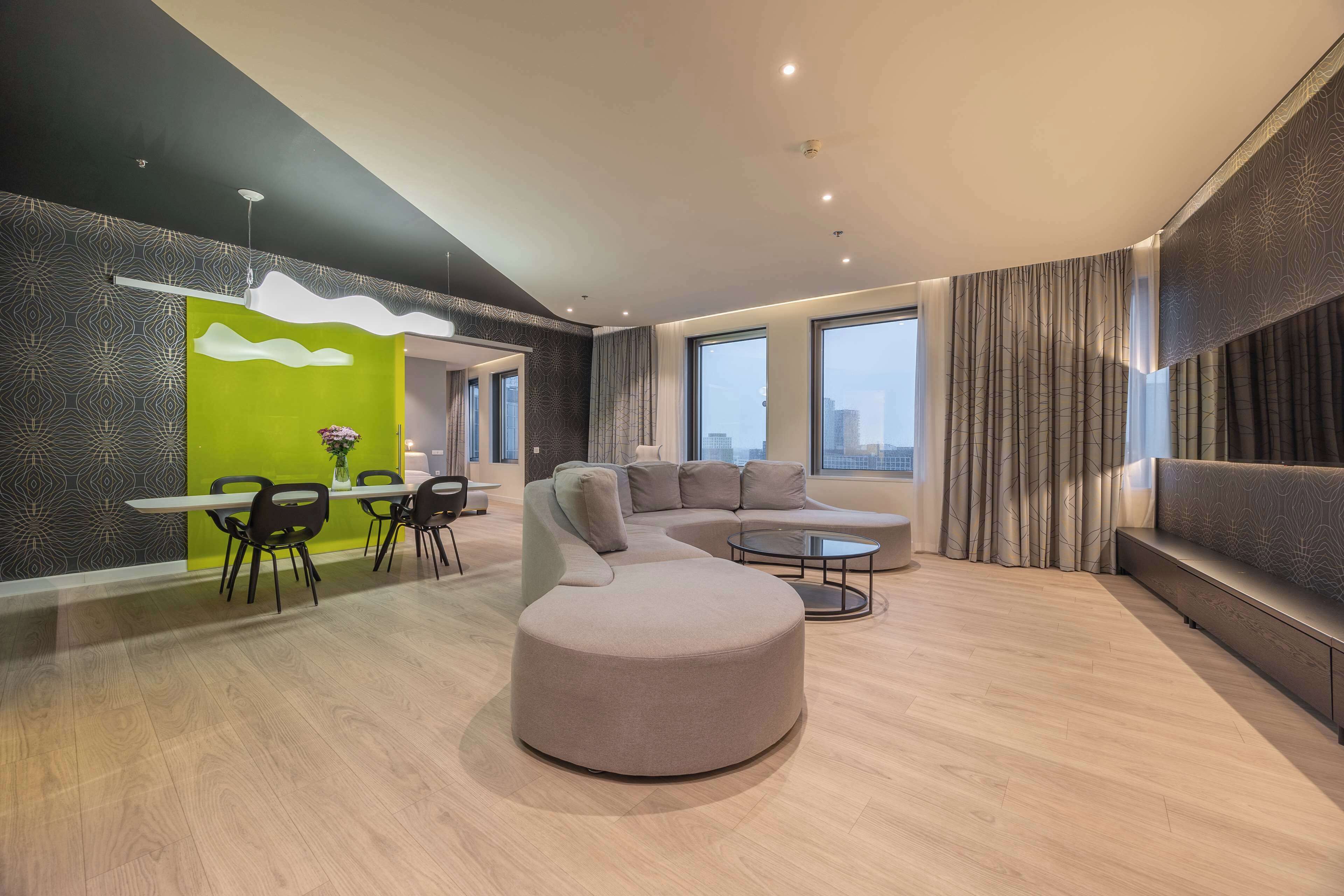 Suite (Karim Rashid) | Een kluis op de kamer, een bureau, een laptopwerkplek