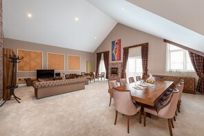 Suite, 1 cama King size, para no fumadores | Sala de estar | Televisión LED de 40 pulgadas con canales vía satélite y televisión 