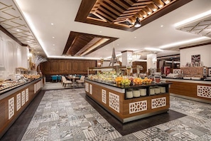 Breakfast, lunch, dinner served; Turkish cuisine, garden views - Ramada Resort by Wyndham Erciyes (Hacilar)