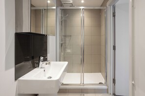 Premium 2 Bedroom Apartment | Bathroom | Eco-friendly toiletries, hair dryer, towels, soap - Native Fenchurch  (London)