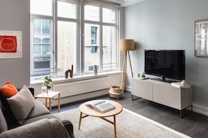 Apartamento Premium, 2 habitaciones | Zona de estar | Smart TV de 43 pulgadas con canales por cable