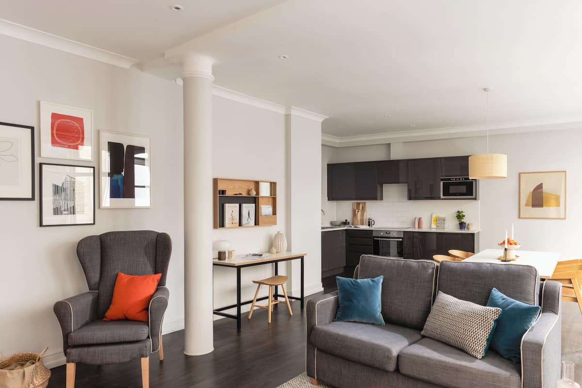 Premium appartement, 2 slaapkamers | Woonruimte | Een 43-inch smart-tv met kabelzenders