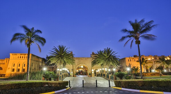 Majoituspaikan julkisivu illalla/yöllä