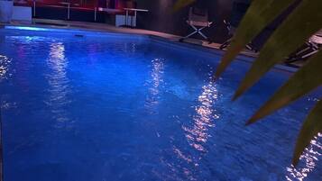 Luxury Room | Hypo-allergenic bedding, in-room safe, blackout drapes, bed sheets