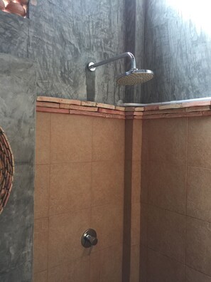 Habitación clásica doble, 1 cama de matrimonio grande | Baño | Ducha, artículos de higiene personal gratuitos y secador de pelo