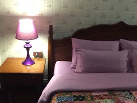 Habitación doble, 1 cama de matrimonio grande | Caja fuerte, mobiliario individual, escritorio y wifi gratis