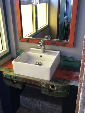 Habitación doble | Baño | Ducha, artículos de higiene personal gratuitos y secador de pelo