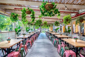 Outdoor dining - The Village – Jordan Riverside TravelHotel (HaGalil HaElyon)