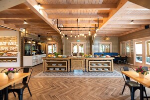 Desayuno buffet diario (ILS 40 por persona)