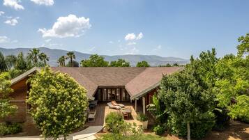 Biệt thự Exclusive, 5 phòng ngủ, bồn tắm thủy lực, khu vực vườn | Bộ đồ giường cao cấp, bàn, phòng cách âm