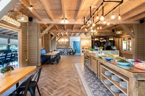 Daily buffet breakfast (ILS 40 per person)