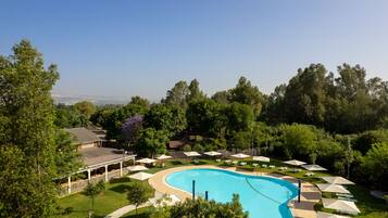 Seasonal outdoor pool, open 10:00 AM to 6:00 PM, sun loungers