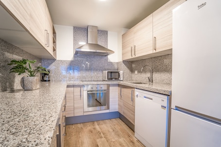 Refrigerador con freezer, microondas, horno, placa de cocina