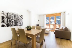 Apartamento, 3 quartos | Área de estar | TV de tela plana