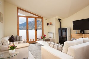 Apartamento, 4 quartos, sacada | Sala de estar | TV de tela plana