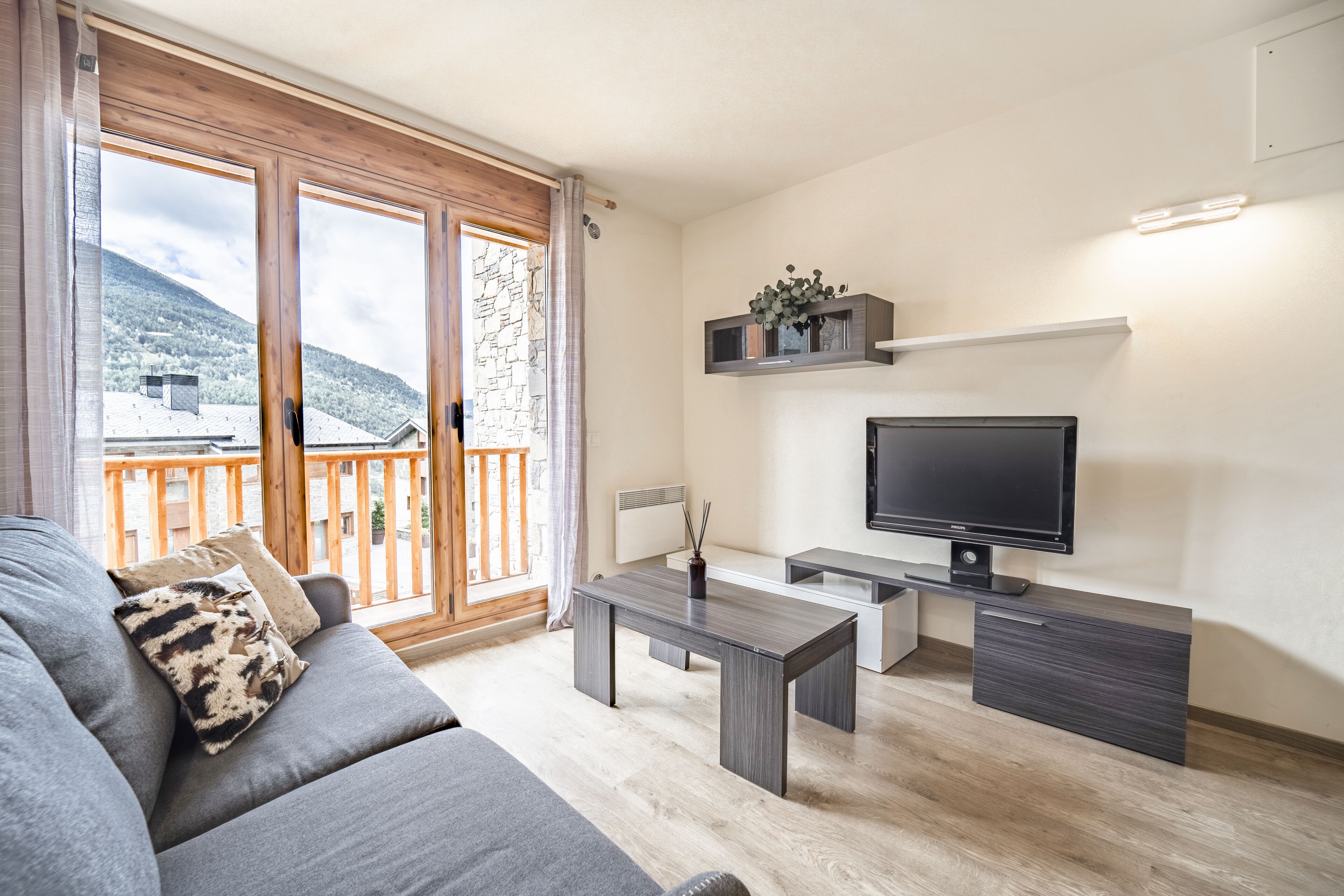 Departamento, 3 habitaciones | Área de sala de estar | Televisión de pantalla plana 