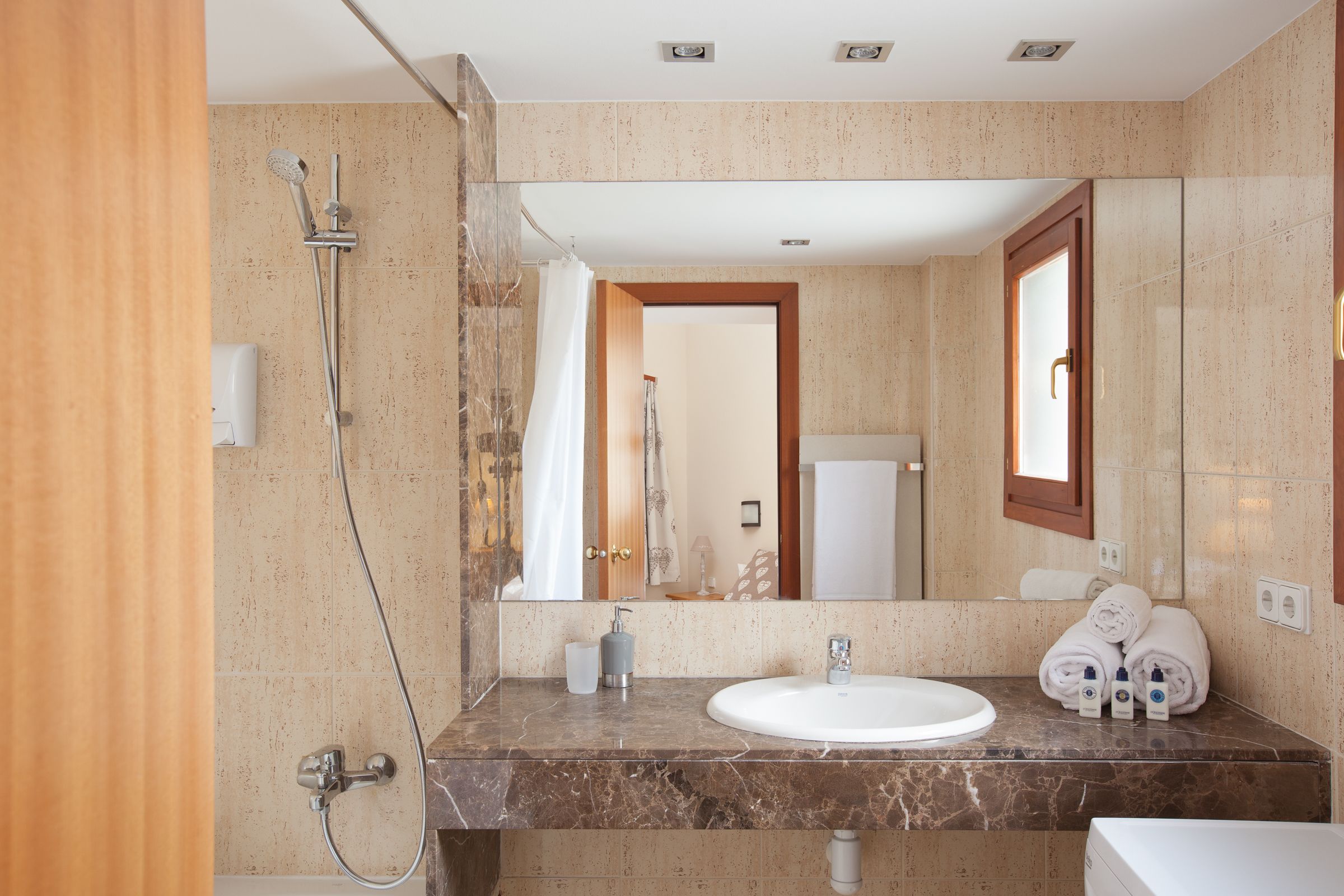 Appartement supérieur, 2 chambres, balcon | Salle de bain | Articles de toilette (gratuits), séchoir à cheveux, serviettes fournies