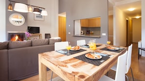 Superior Two Bedroom Apartment with Fireplace - 9 adults (5 minutes walking to ski area)