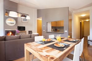 Superior Two Bedroom Apartment with Fireplace - 9 adults (5 minutes walking to ski area) | Blackout curtains, cots/infant beds, travel cot, free WiFi - Tarter Mountain Suites (El Tarter)
