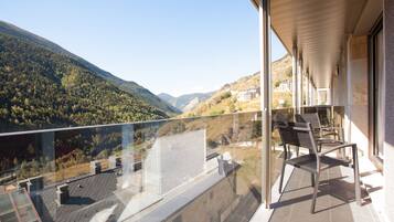 One-Bedroom Apartment with Balcony And Mountain Views (5 minutes driving to the ski area) | Balcony
