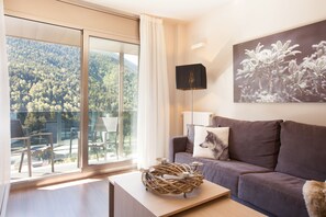 One-Bedroom Apartment with Balcony And Mountain Views (5 minutes driving to the ski area) | 거실 | 평면 TV