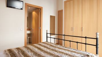 Superior Two Bedroom Apartment with Fireplace - 7 adults (5 minutes walking to ski area) | 2 soveværelser, mørklægningsgardiner, gratis baby-/barnesenge