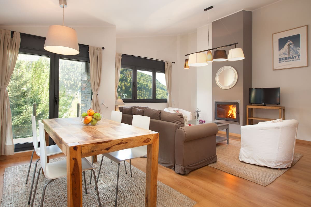 Superior Two Bedroom Apartment with Fireplace - 9 adults (5 minutes walking to ski area) | Living room