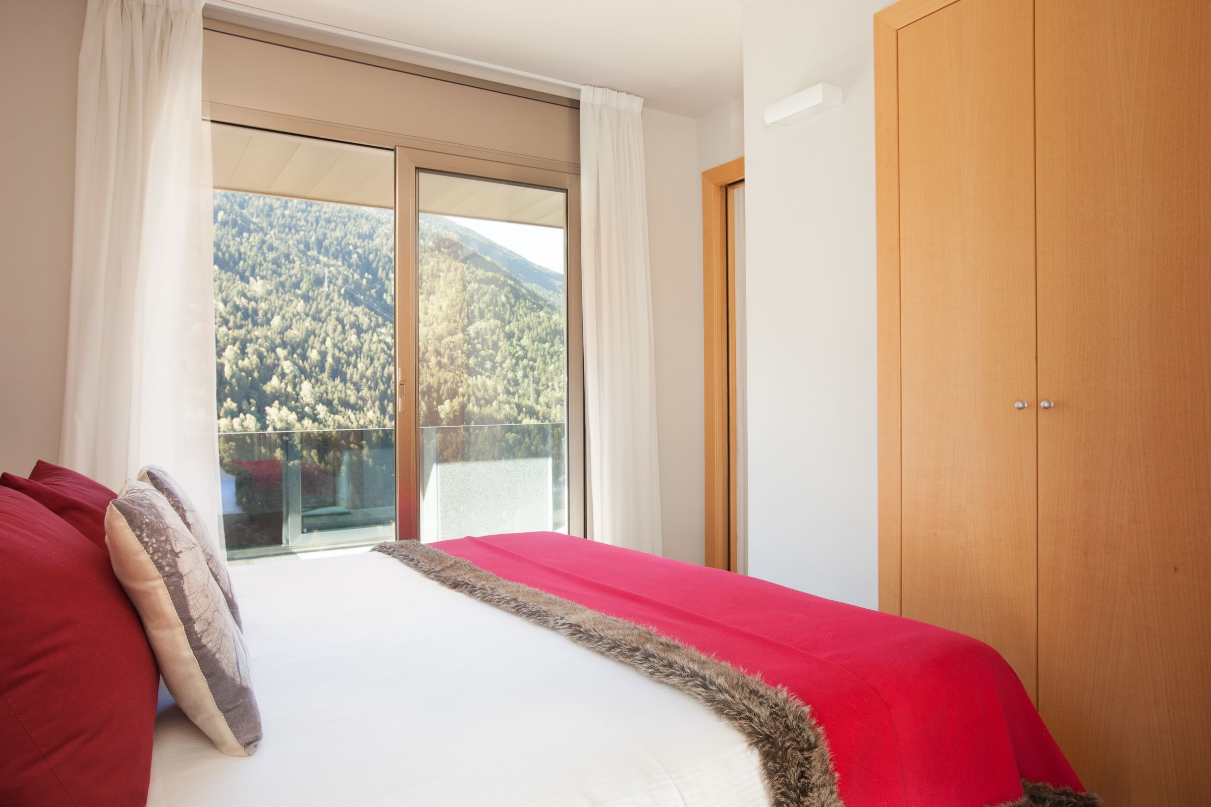 One-Bedroom Apartment with Balcony And Mountain Views (5 minutes driving to the ski area) | Cortinas blackout, cunas, wifi gratis y ropa de cama 