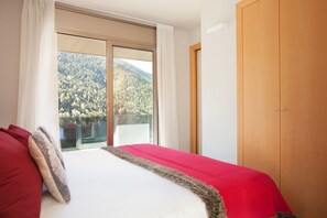 One-Bedroom Apartment with Balcony And Mountain Views (5 minutes driving to the ski area) | 암막 커튼, 유아용 침대, 여행용 아기침대, 무료 WiFi