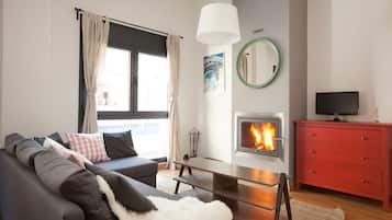 Superior One-Bedroom Apartment with Fireplace (5 minutes walking to the ski area) | Sala de estar | Una televisión de pantalla plana