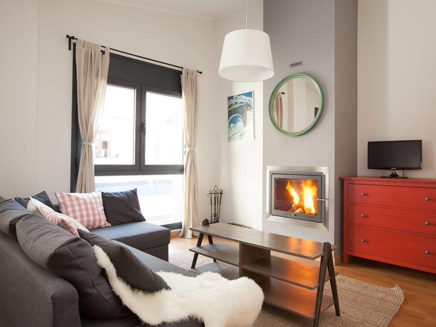 Superior One-Bedroom Apartment with Fireplace (5 minutes walking to the ski area) | Sala de estar | Una televisión de pantalla plana