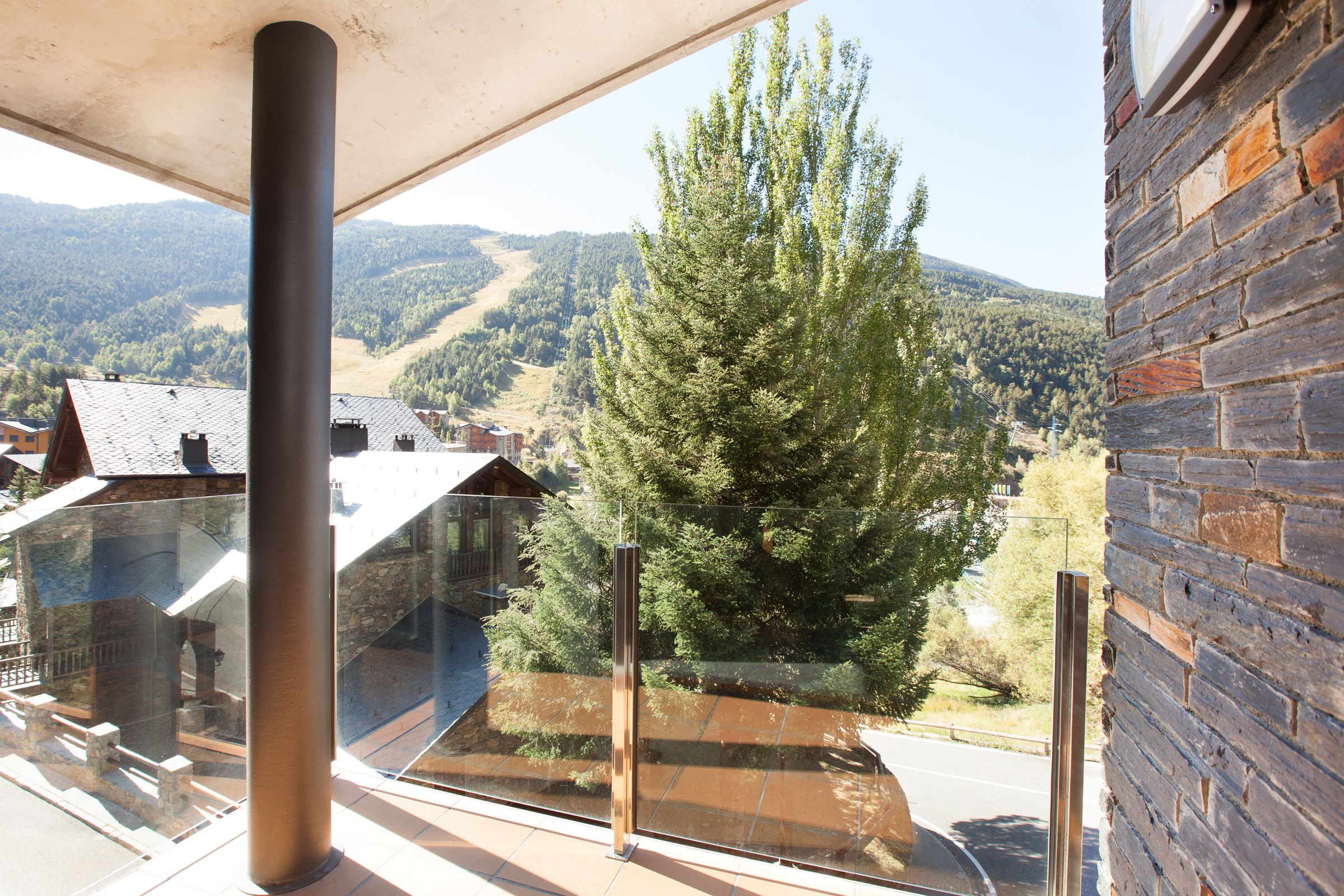 Superior Two Bedroom Apartment with Fireplace - 9 adults (5 minutes walking to ski area) | Balcon