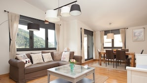 Superior Two Bedroom Apartment with Fireplace - 7 adults (5 minutes walking to ski area) | 客廳
