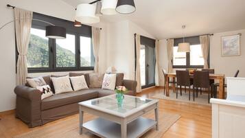 Superior Two Bedroom Apartment with Fireplace - 7 adults (5 minutes walking to ski area) | Sala de estar | Televisión de pantalla plana