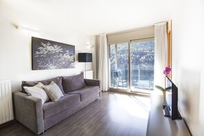 Two-Bedroom Apartment with Balcony And Mountain Views (5 minutes driving to the ski area) | Mountain view