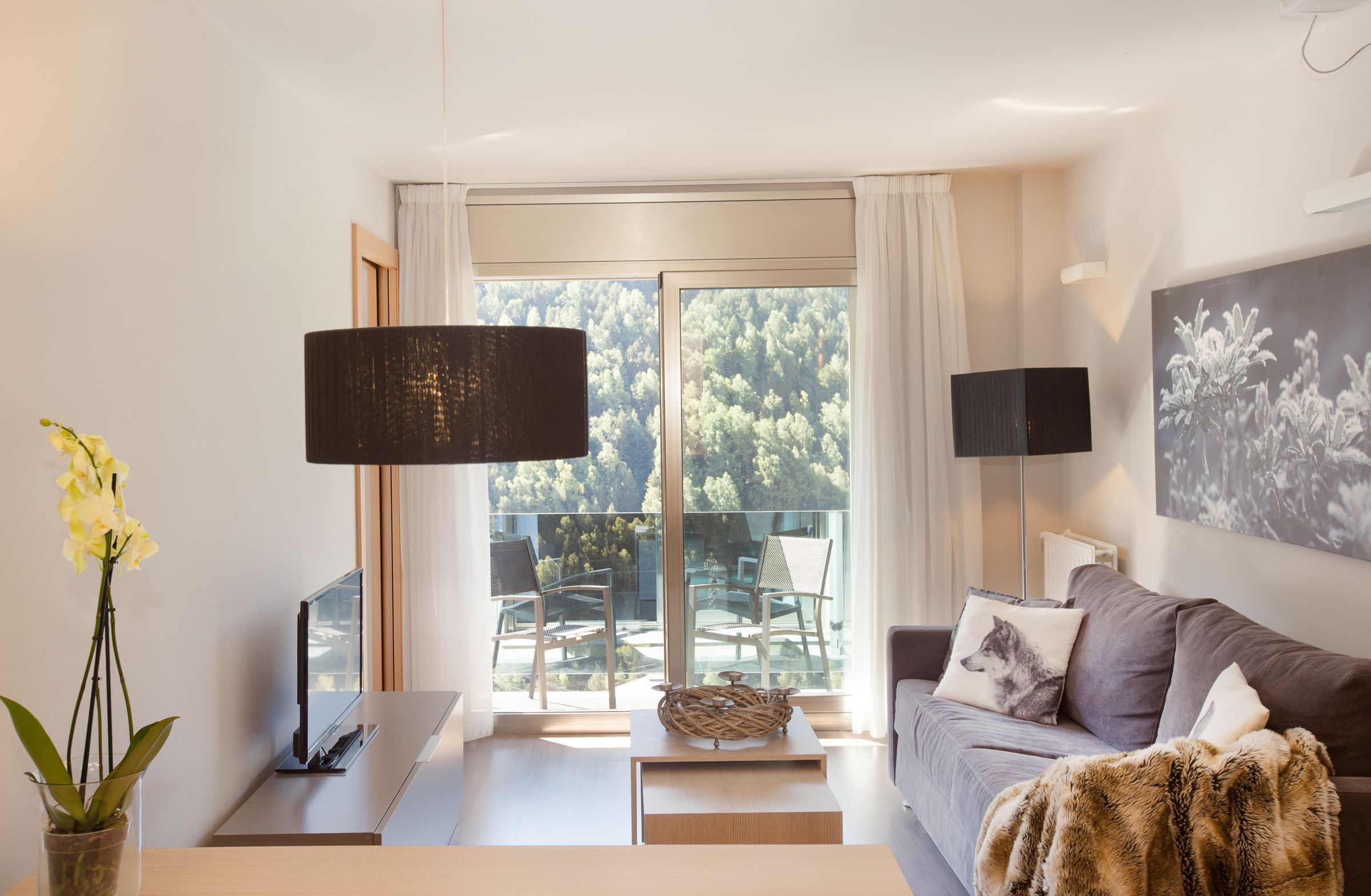 One-Bedroom Apartment with Balcony And Mountain Views (5 minutes driving to the ski area) | Vista a la montaña